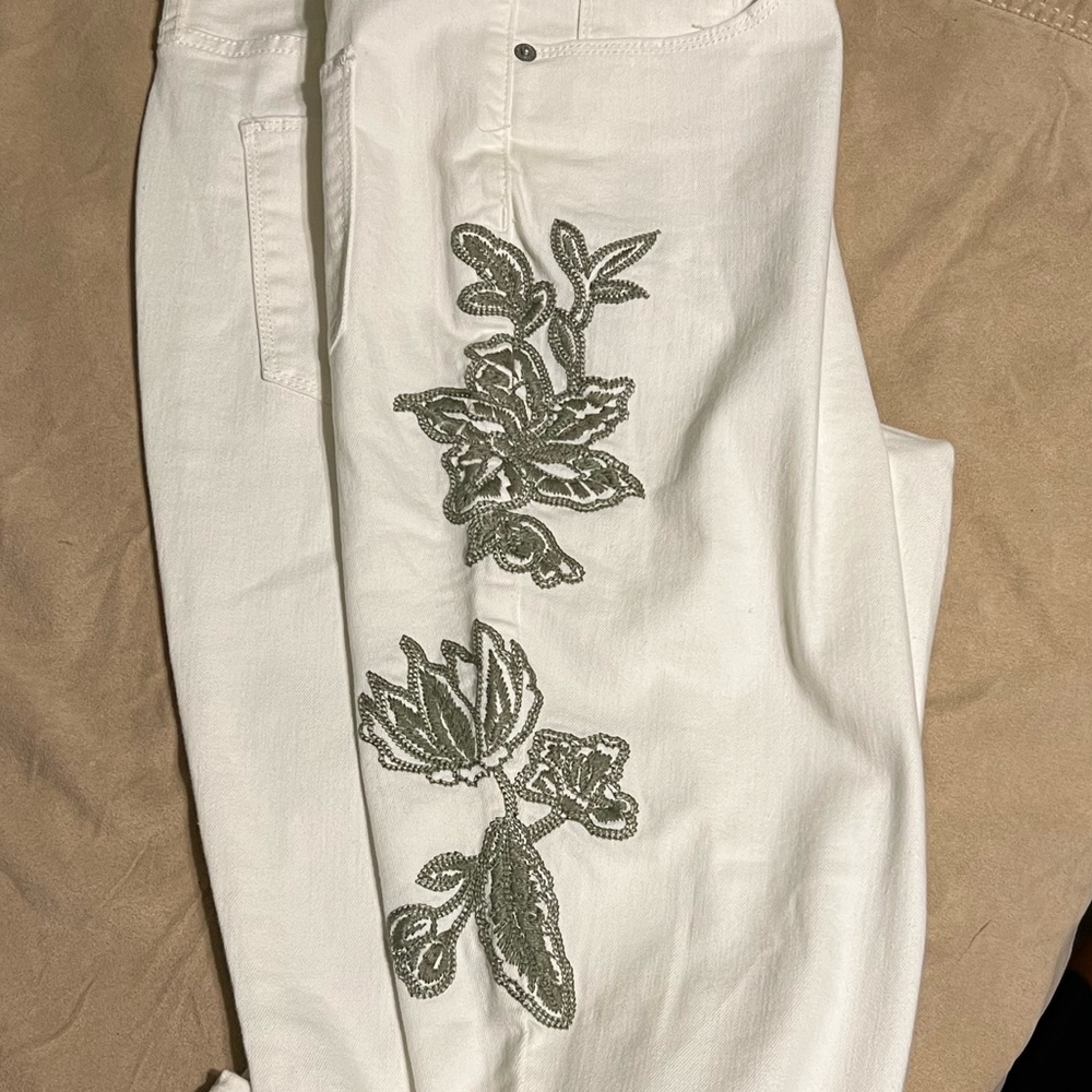 Universal Thread White Capri Jeans